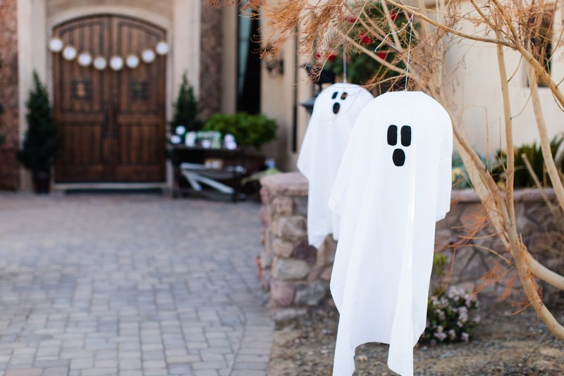HGTV Halloween Outdoor Decorating-Lantern Ghosts  |  The TomKat Studio